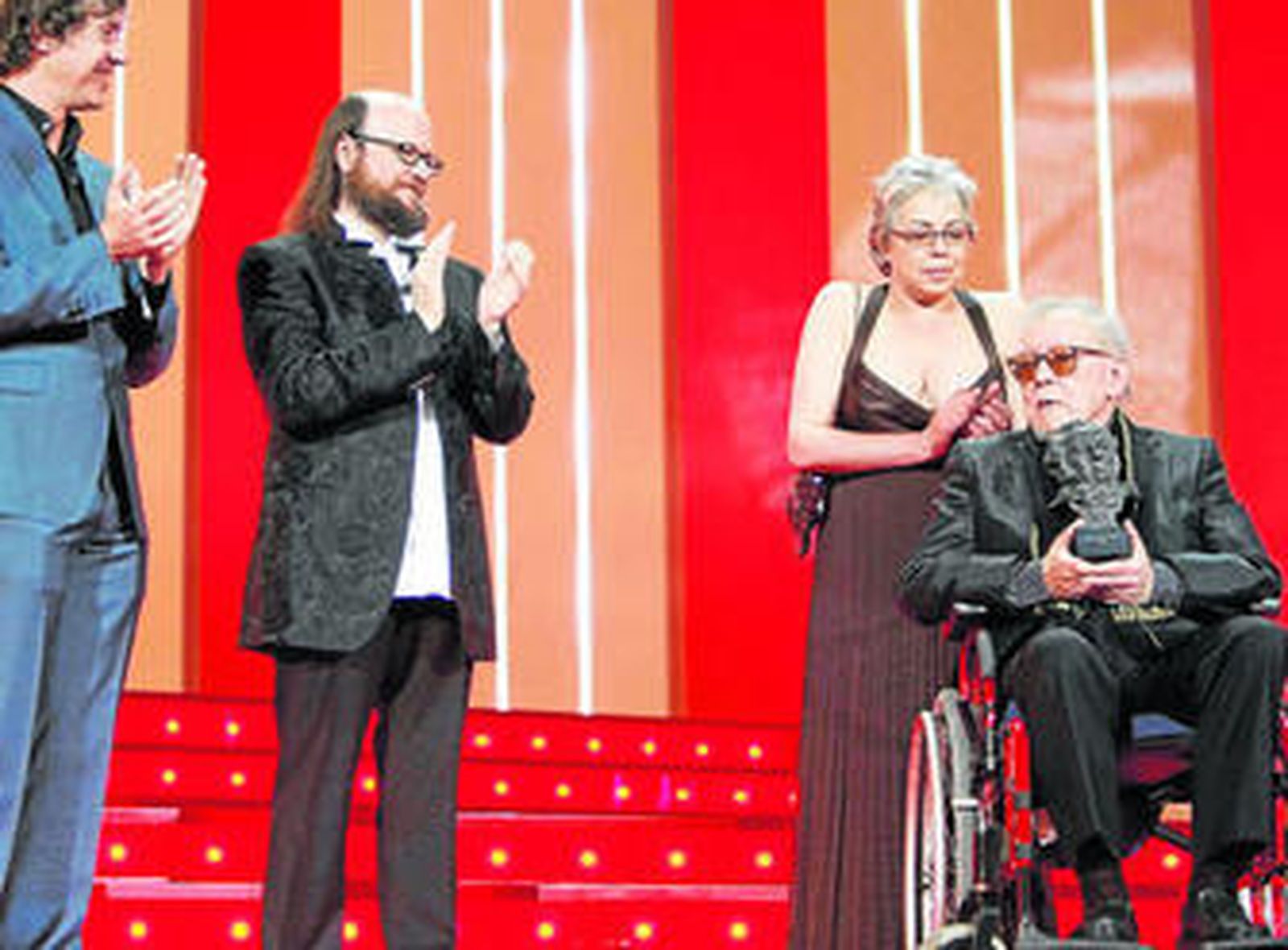Con su esposa Lina al recoger en 2008 el Goya de Honor de la Academia de Cine de manos de Santiago Segura.