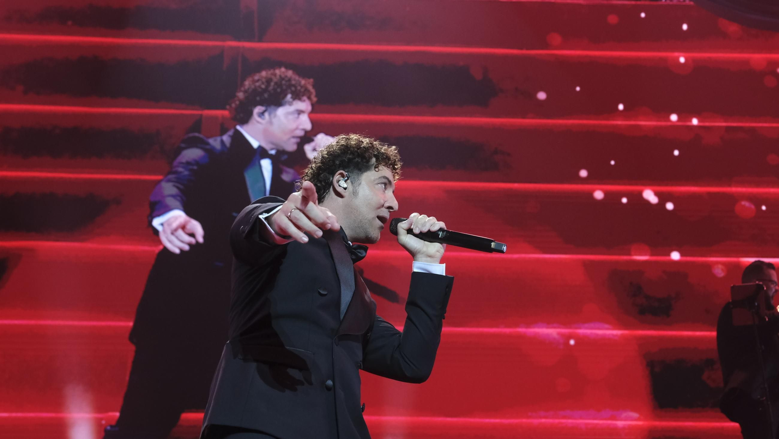 David Bisbal enamora a su Almería en el inicio de la gira 'Todo es Posible en Navidad', en fotografías