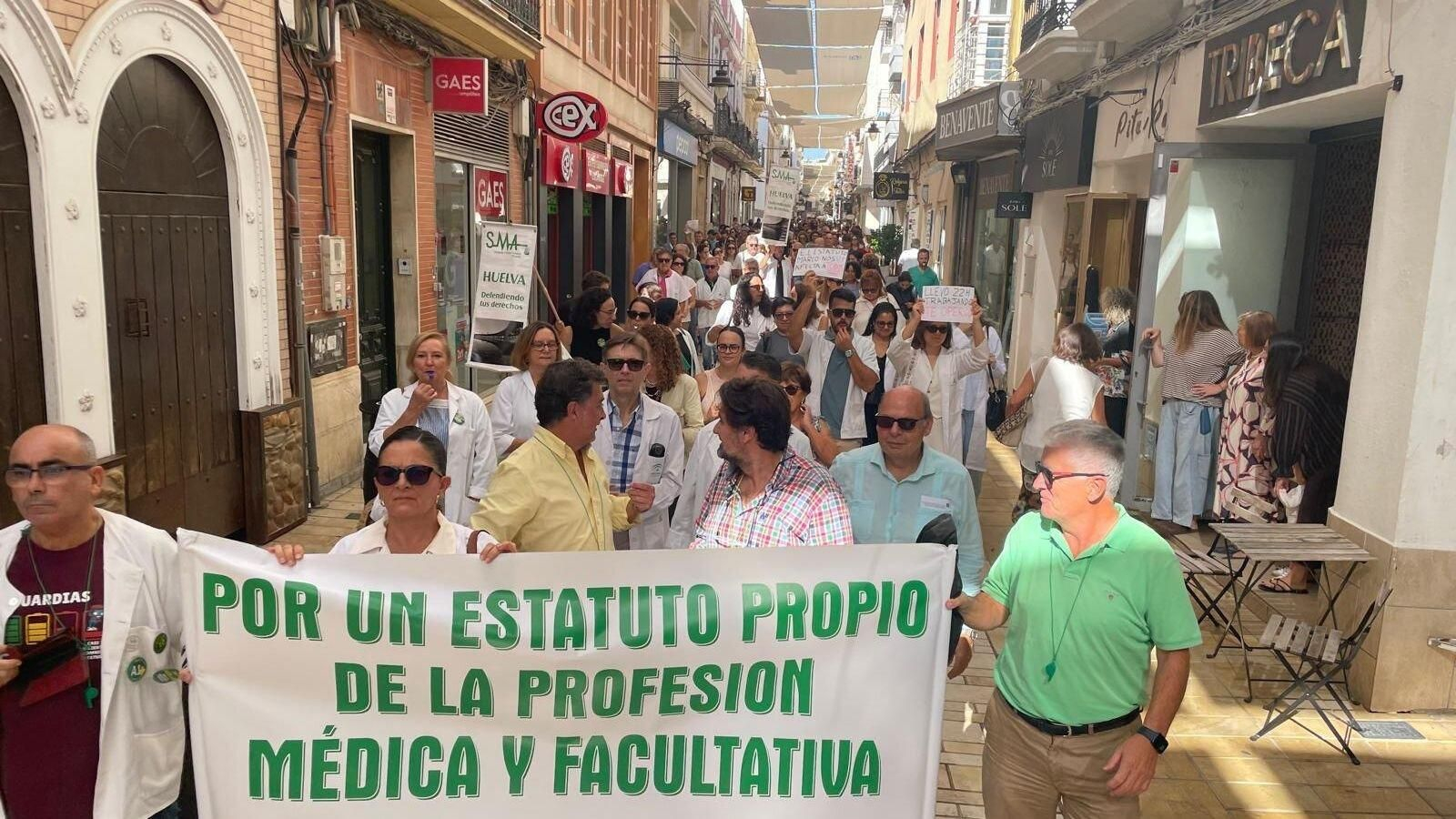 Médicos recorren calles del centro.