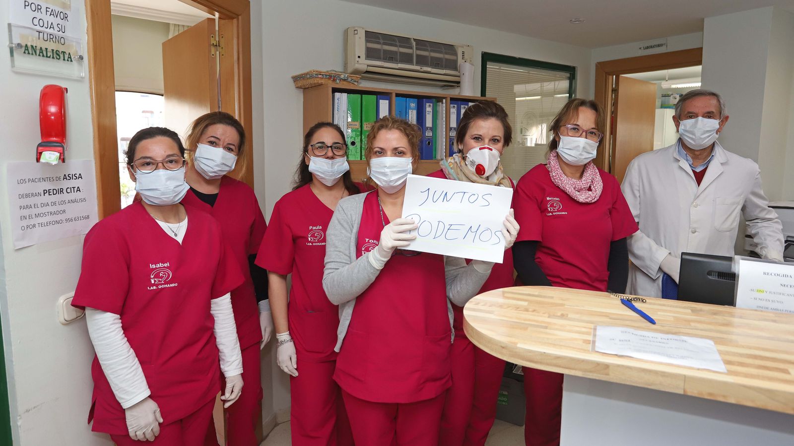 Personal de un laboratorio clínico en el segundo día del confinamiento en Algeciras