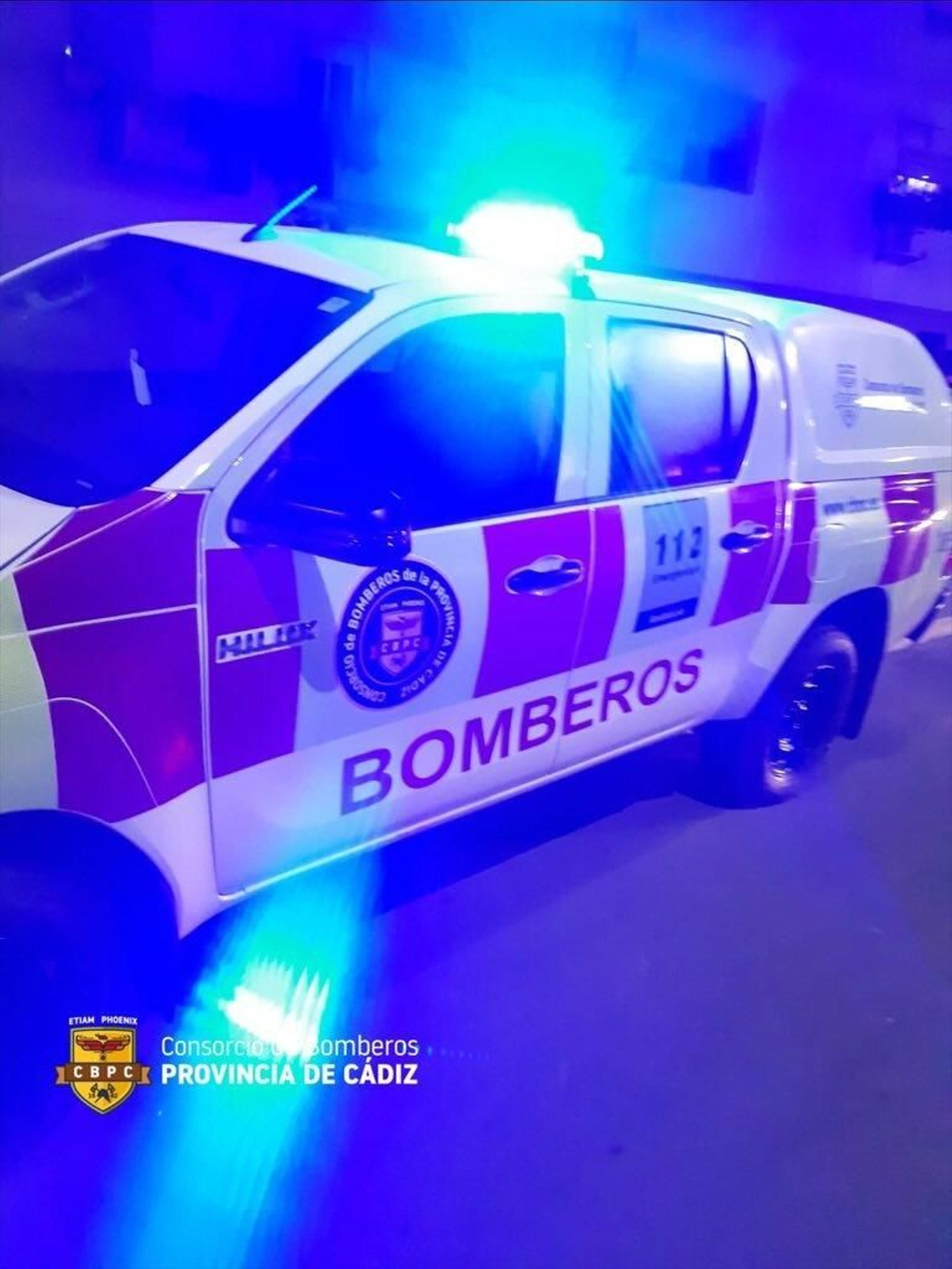 Uno de los vehículos desplazados por los bomberos de Jerez al incendio en el piso de Vallesequillo