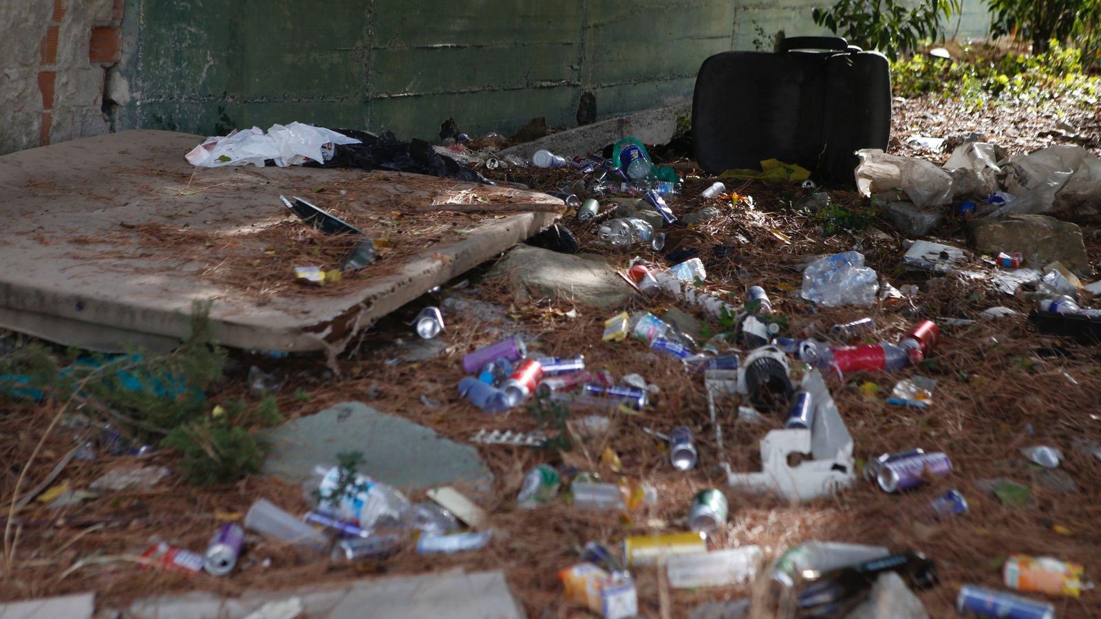 Basura acumulada junto al muro de Cortijo de Vides.