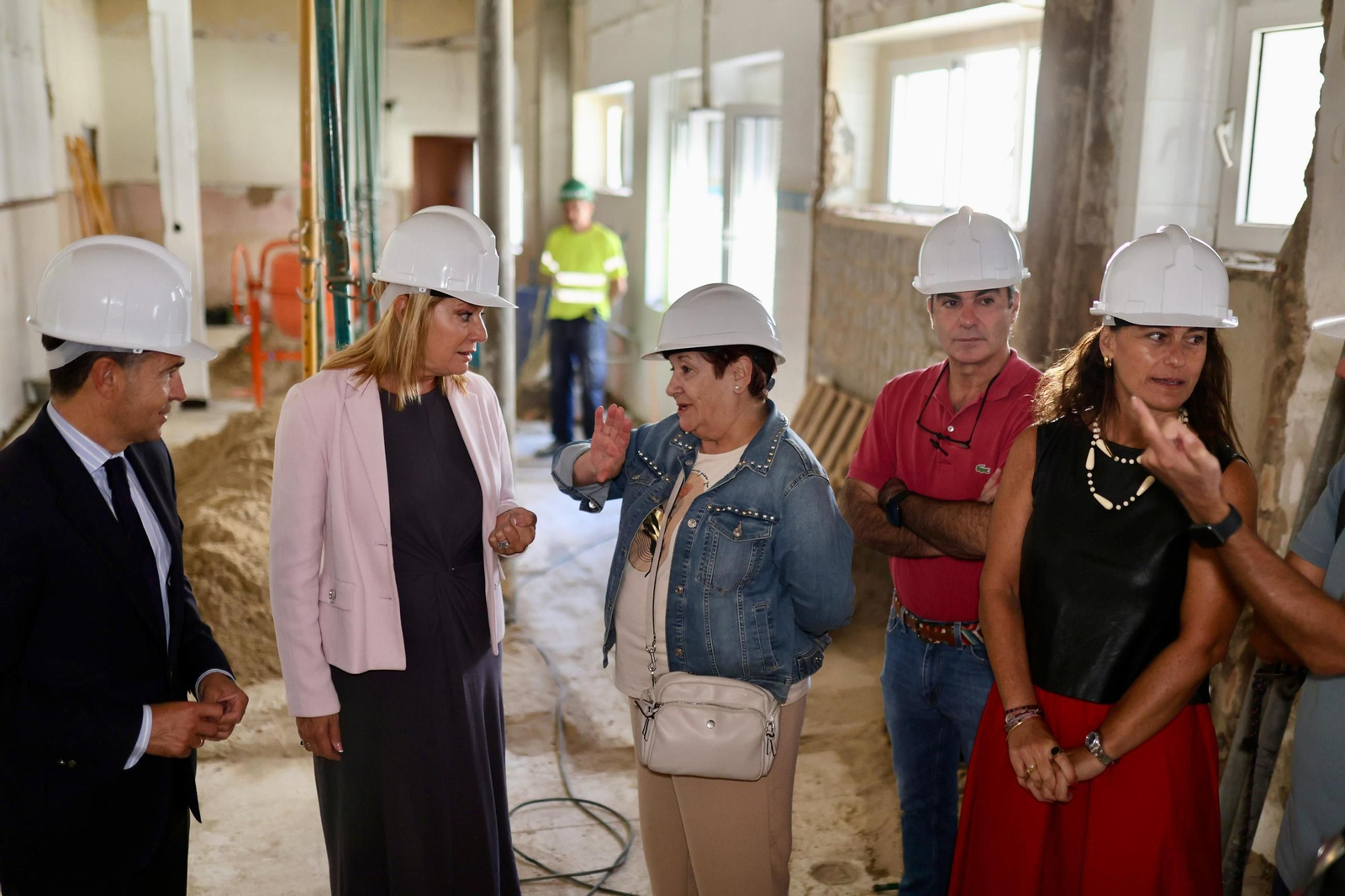Visita de la alcaldesa y el concejal de Urbanismo a las obras en los barrios de Huelva este miércoles.