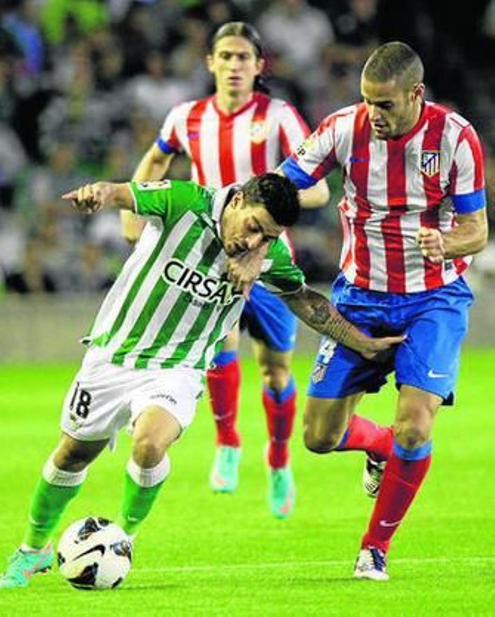 Mario Suárez mete el brazo a Agra para que no progrese.