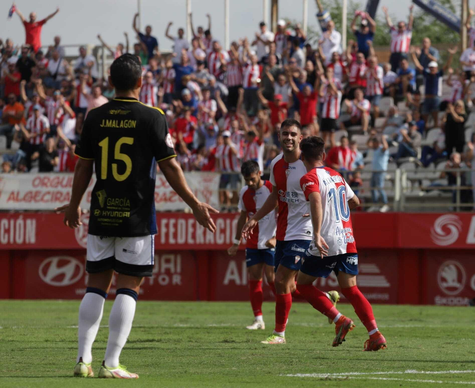 Roni y Romero celebran el 1-0 ante el Talavera.