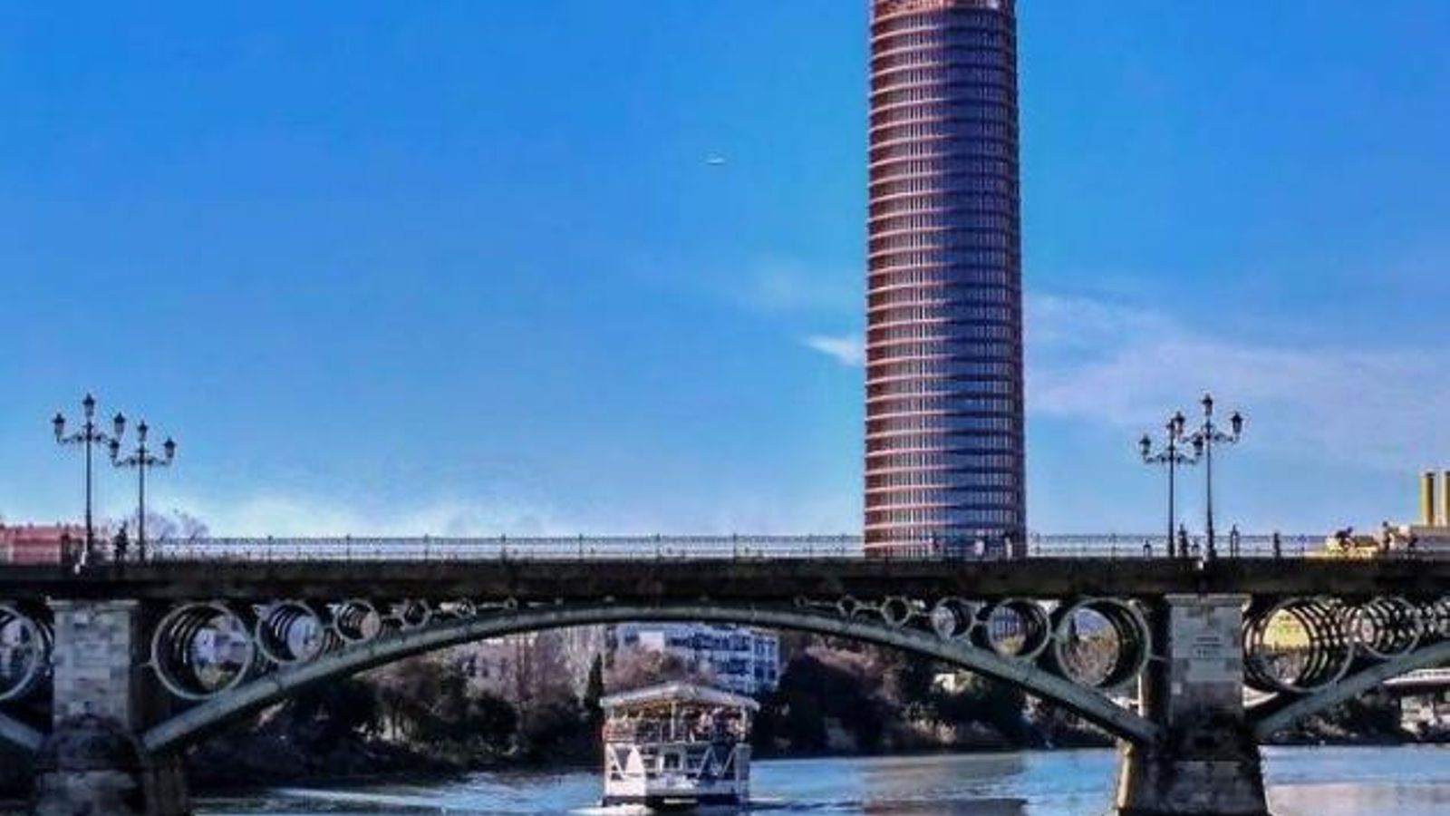 Vistas desde el río del Puente de Triana y Torre Sevilla