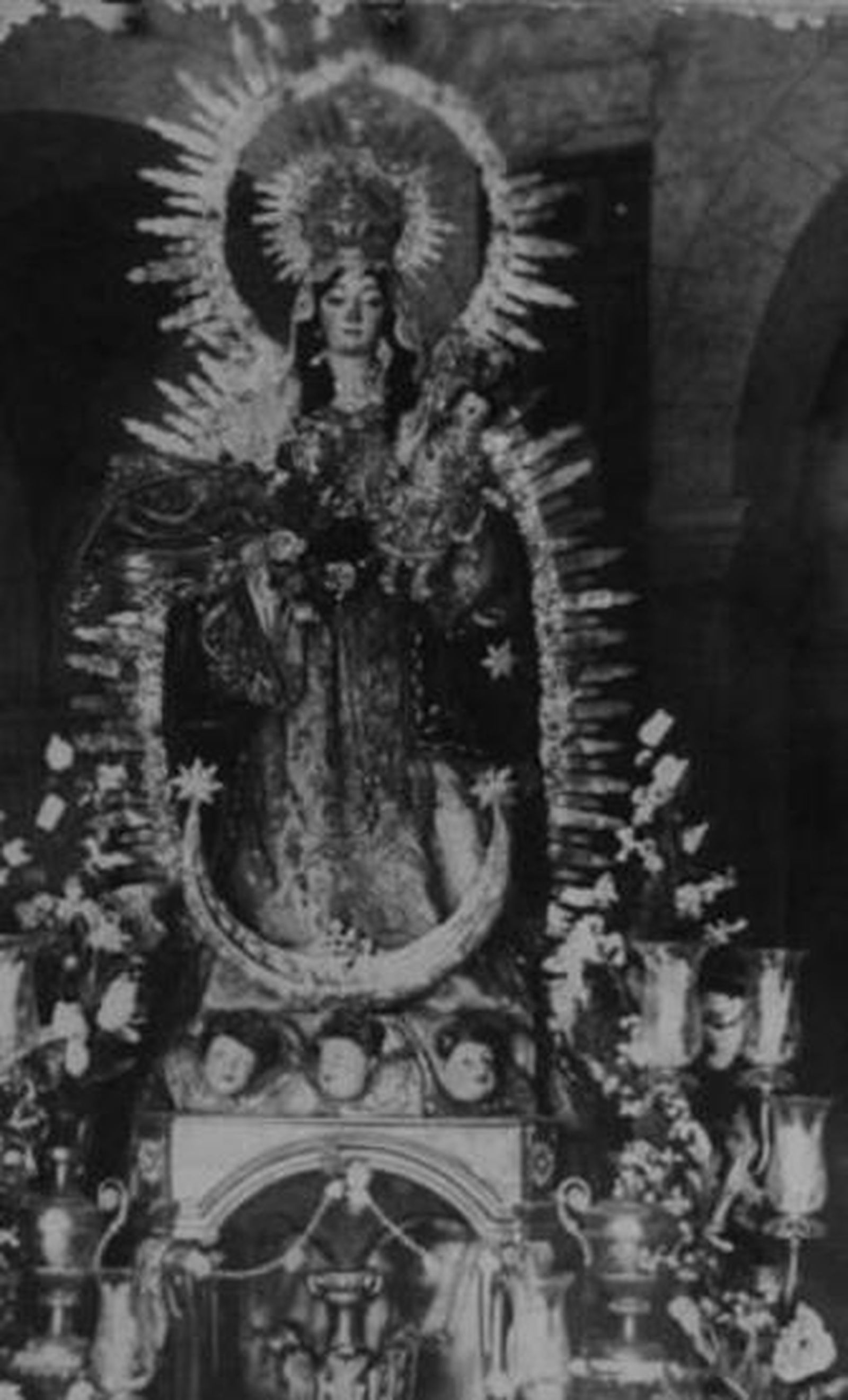 Imagen de la Virgen del Valle hacia 1880, propiedad de Félix García. A la derecha, la Patrona de La Palma, en la actualidad.