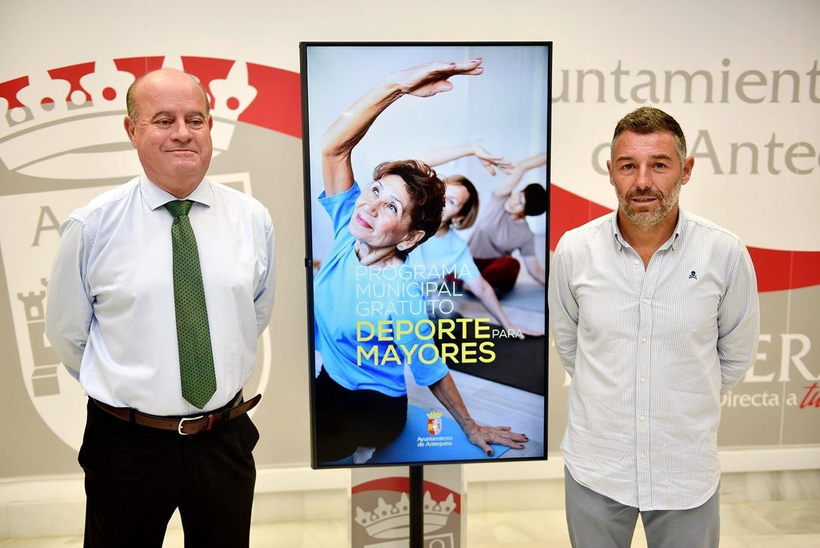 El alcalde de Antequera junto al delegado municipal de Deportes.