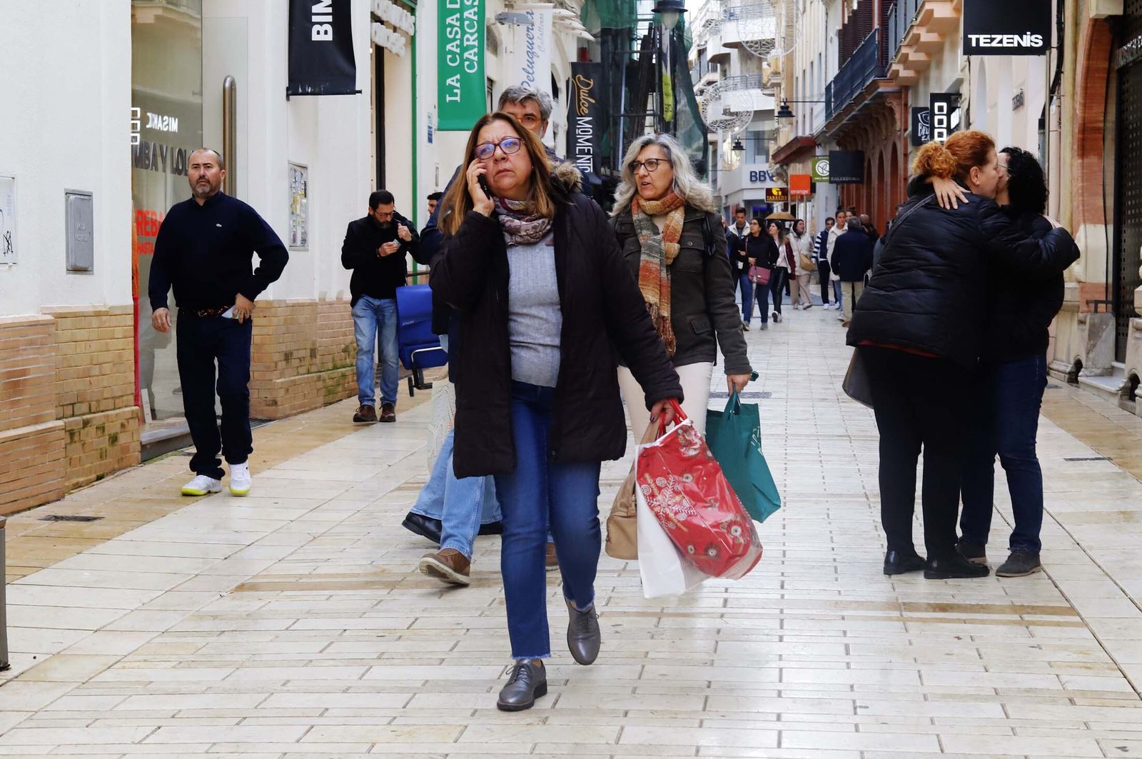 Imágenes del primer día de rebajas en los comercios de Huelva