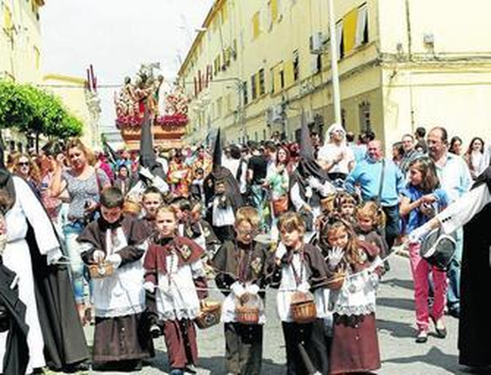La Sentencia retrasa la salida del Señor para tener más tiempo para organizar el cortejo que ha crecido.