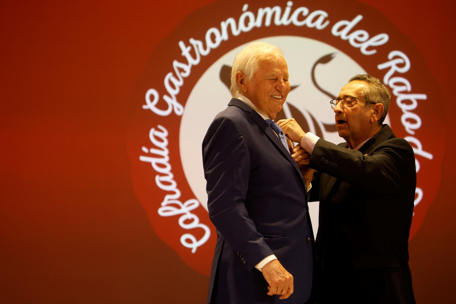 El Cordobés, cofrade de honor de la Cofradía Gastronómica del Rabo de Toro
