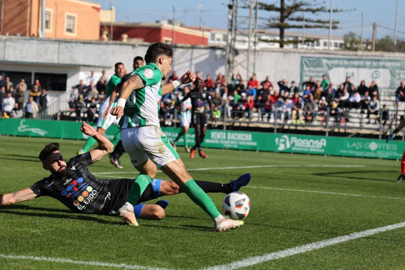 Héctor Martínez se tira para intentar cortar una progresión sanluqueña.