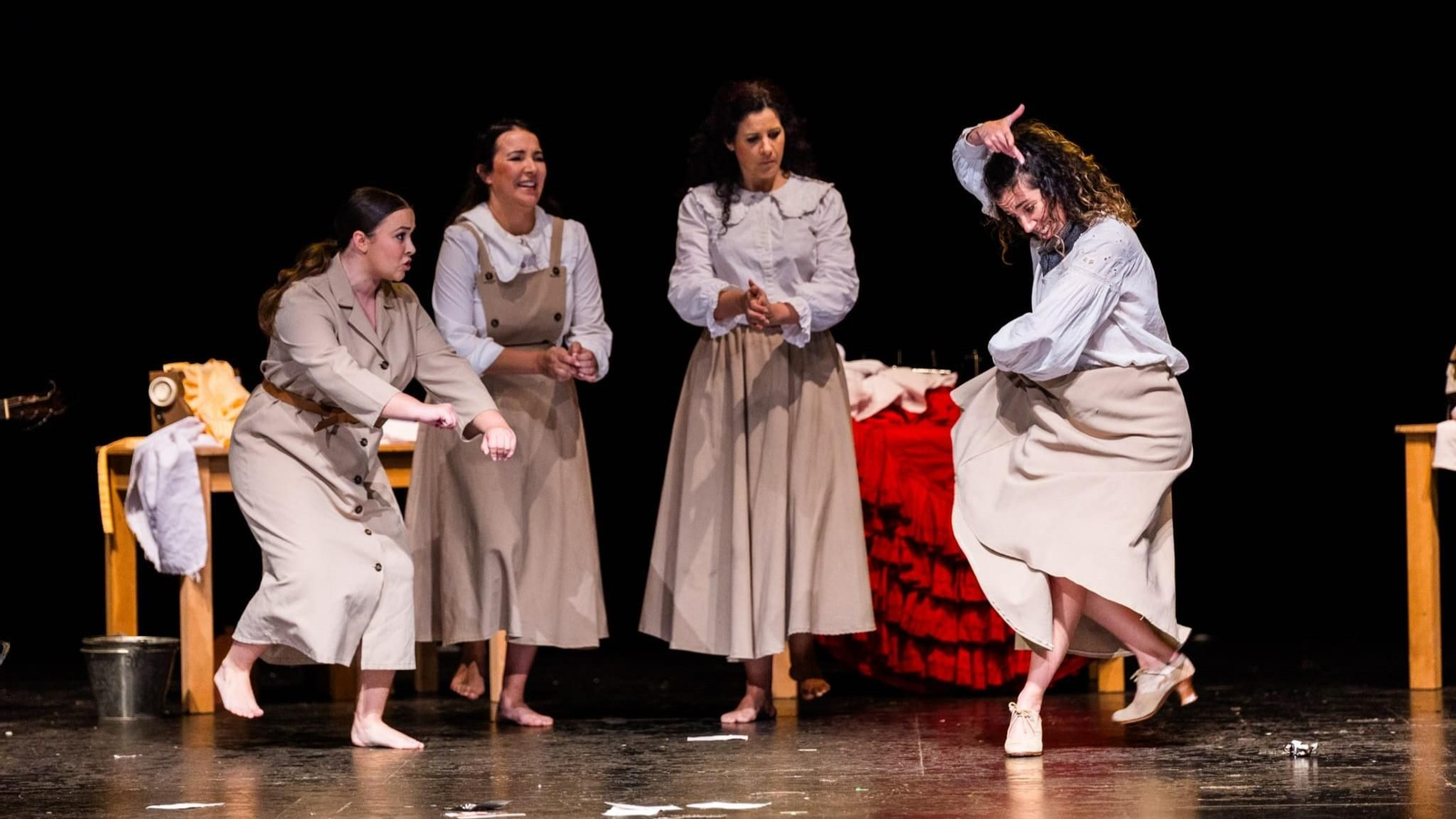 Un momento de la puesta en escena de 'Las 13 rosas' en el Teatro de las Cortes, en San Fernando