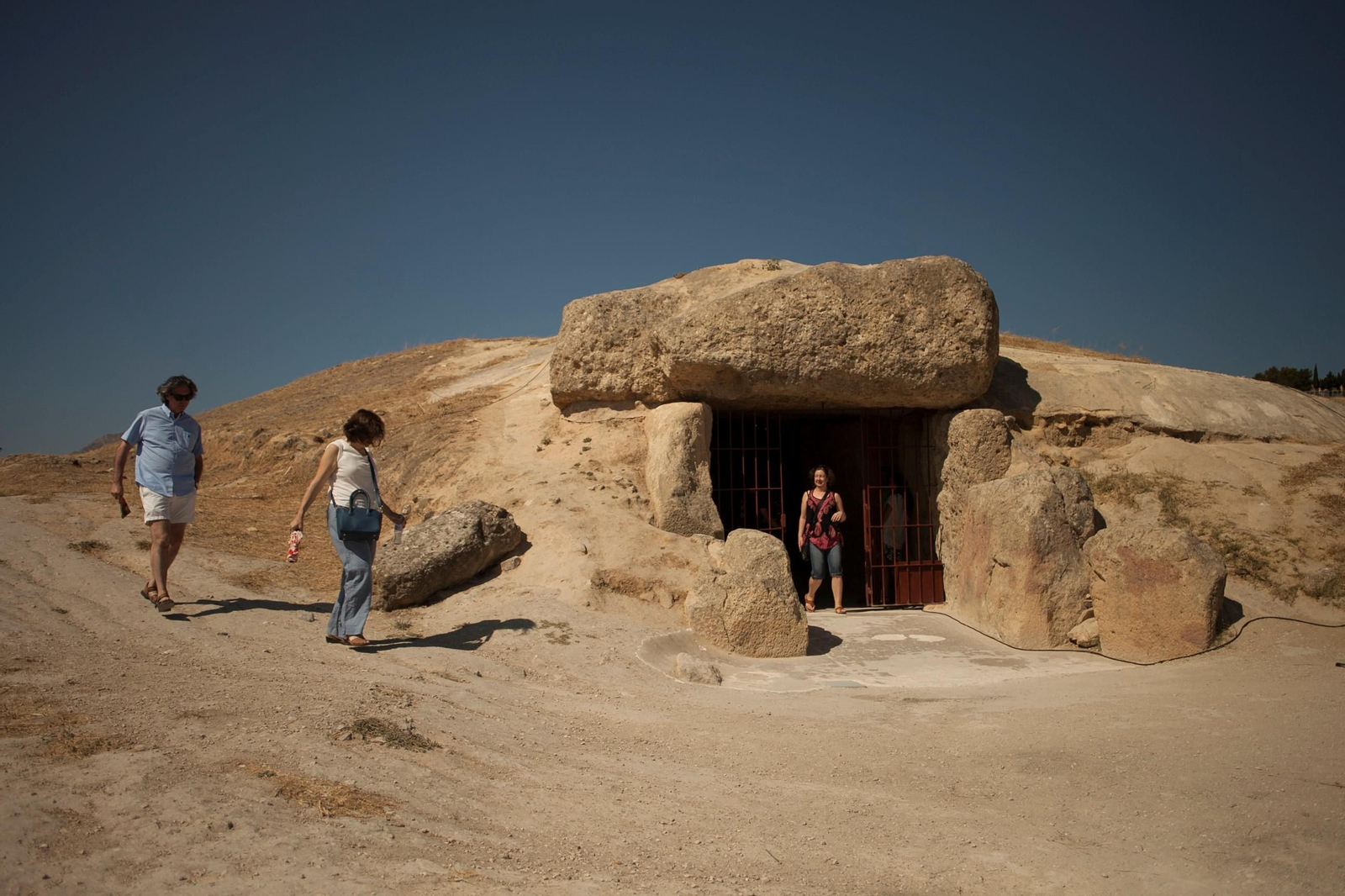 Entrada al Dolmen de Menga Entrada al Dolmen de Menga