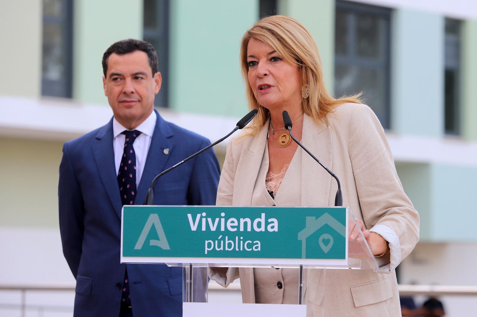 Imágenes de la visita de Juanma Moreno a la promoción de viviendas "Pescadería" en Huelva