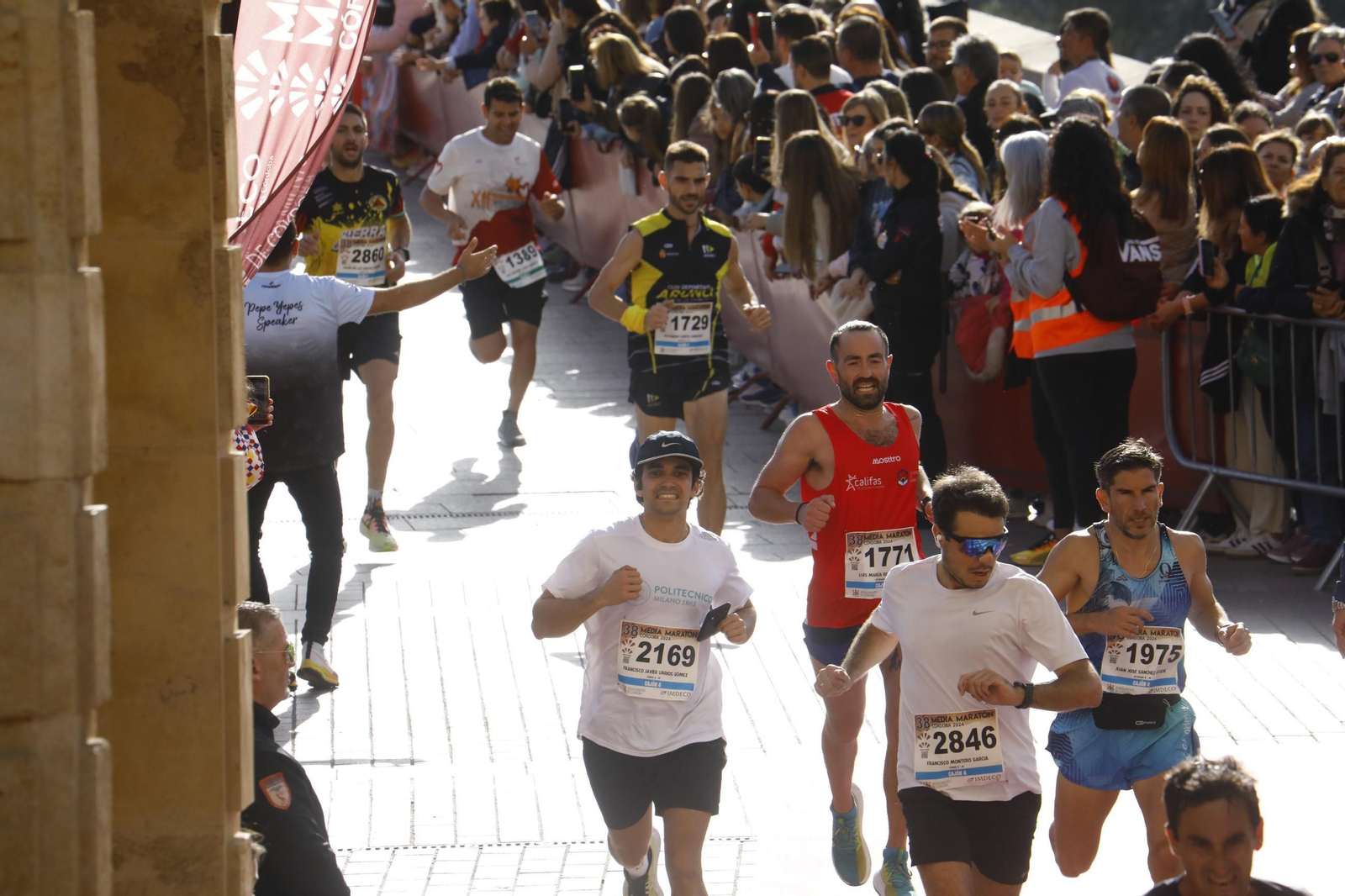 La gloria de cruzar la Puerta del Puente: las fotos de la línea de meta de la Media Maratón de Córdoba 2024