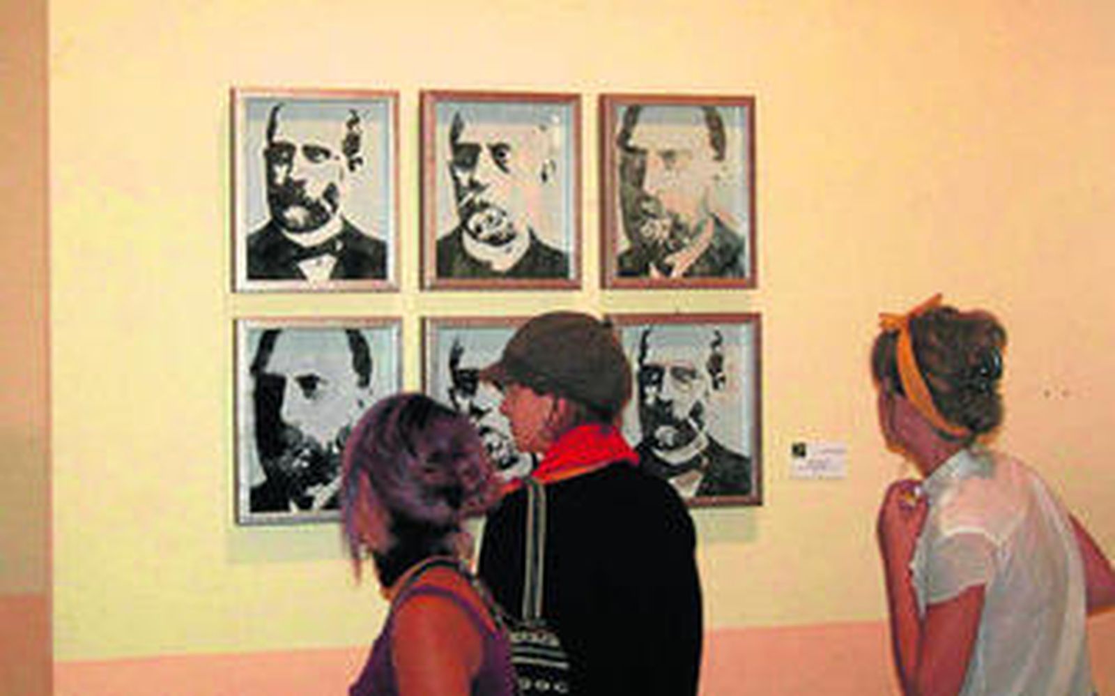 Alumnos de la Escuela de Artes visitan una exposición sobre Nicolás Salmerón.