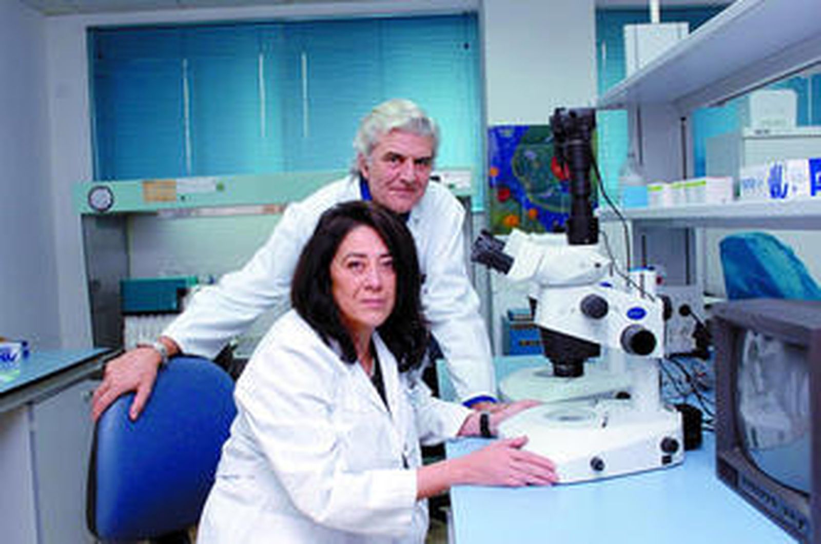 La hematóloga Concepción Herrera, junto al jefe de Servicio de Cardiología, José Suaréz de Lezo.