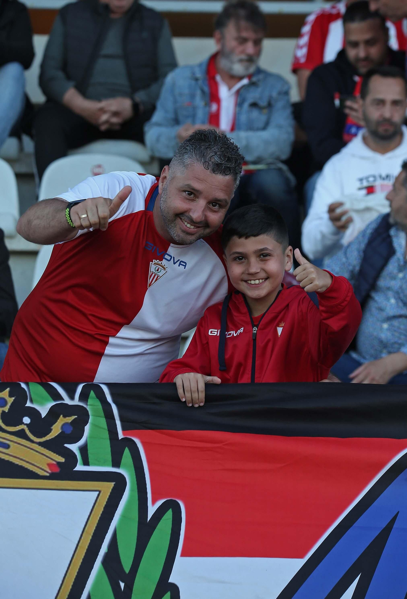 Fotos de la afición durante el Algeciras - Córdoba en el Nuevo Mirador