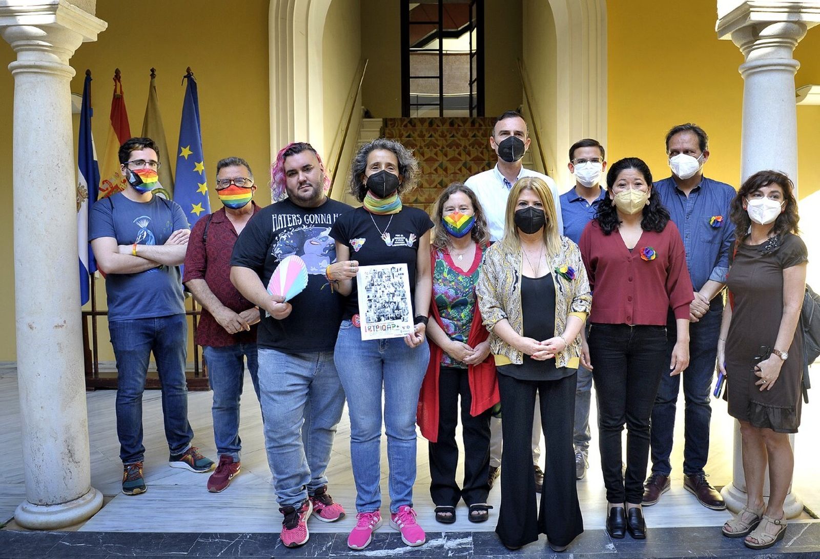 Mamen Sánchez, concejales y representantes de colectivos, en la conmemoración del Día contra la LGTBIfobia.