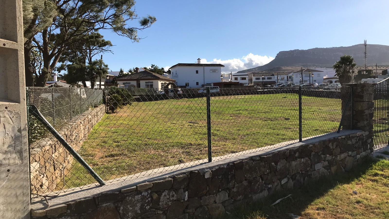 Espacio trasero donde los profesores prefieren ubicar los nuevos módulos