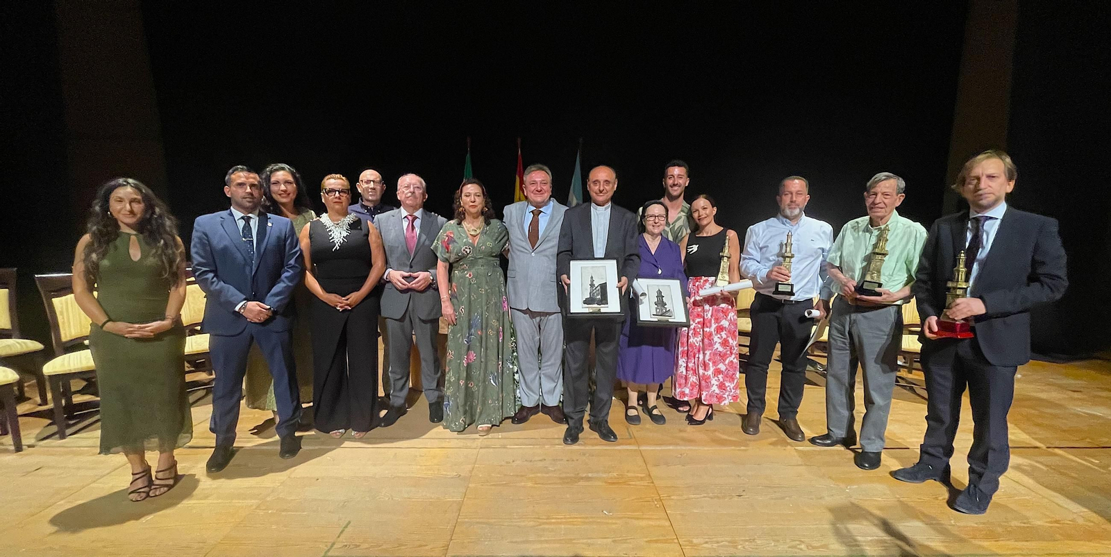 La Corporación Municial de Nerva con las personas galardonadas.