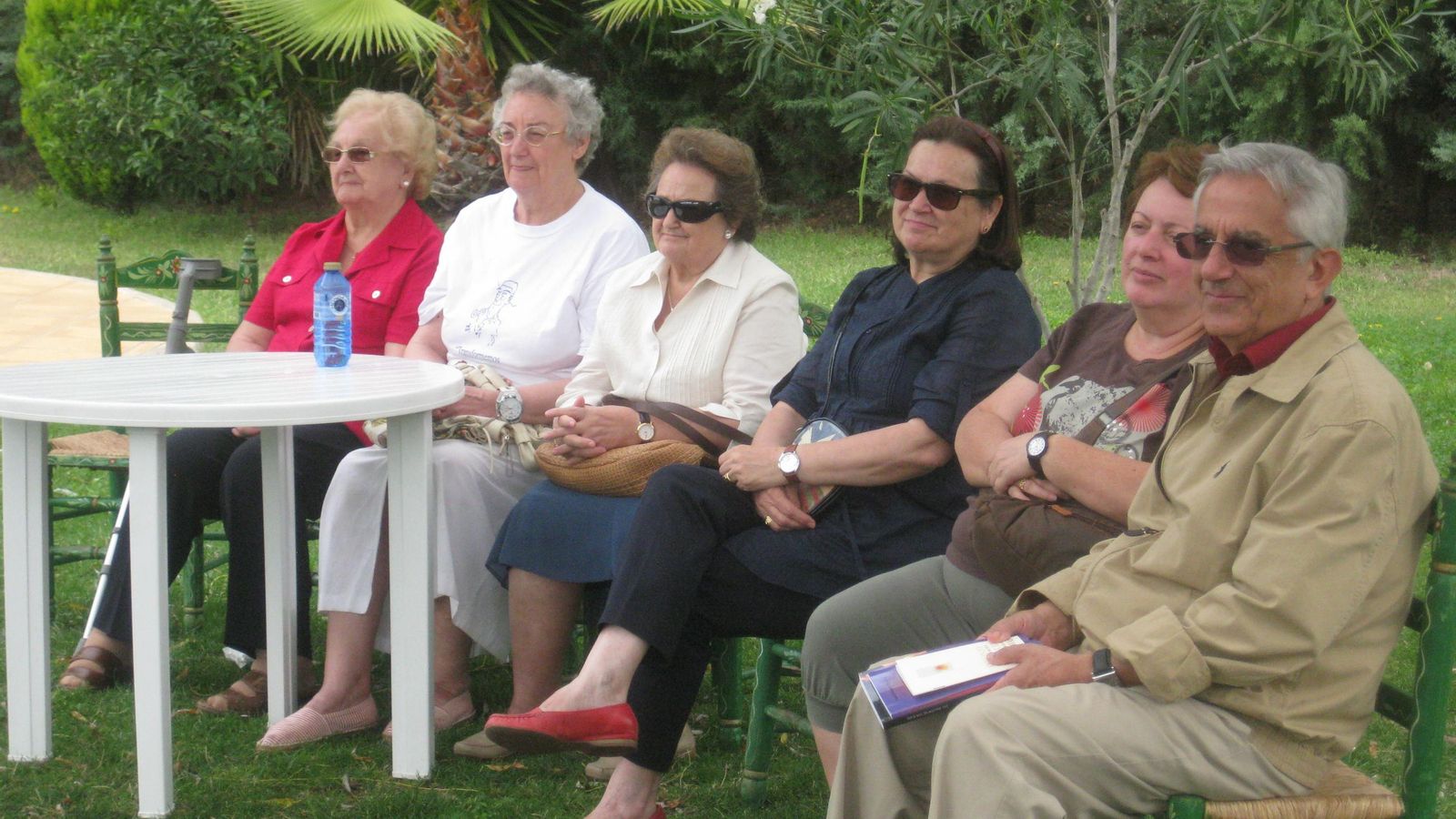 Almodóvar con su esposa y unos amigos en la Sierra.