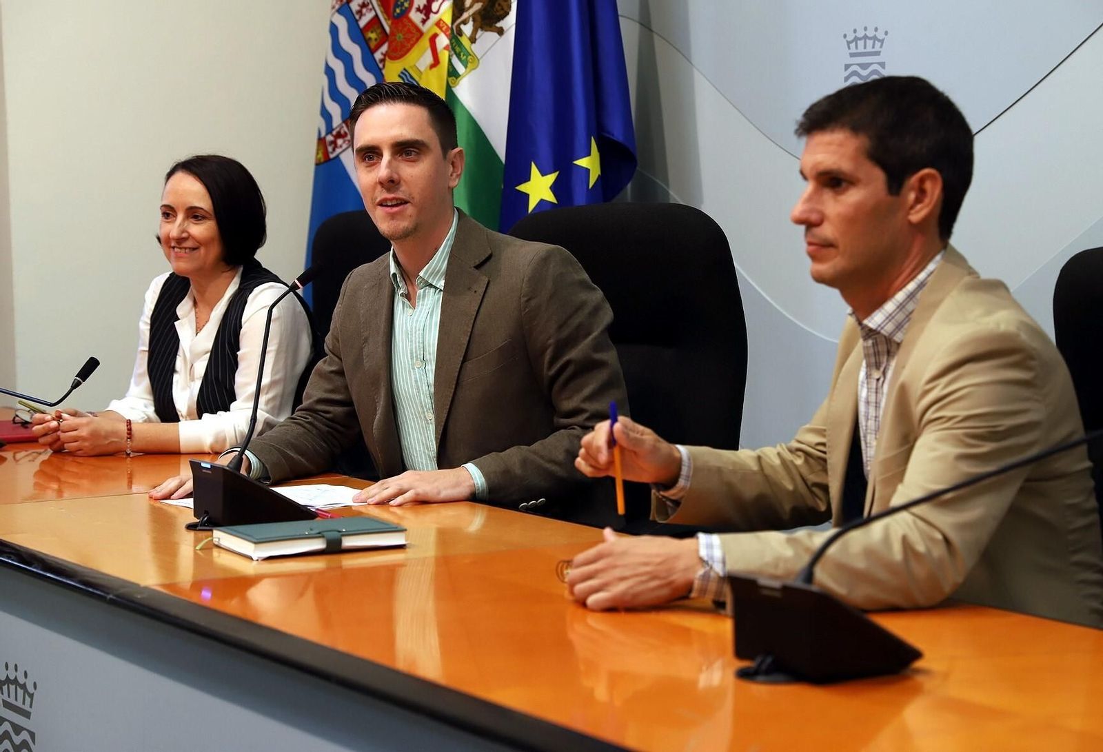 Los delegados Nela García y Jaime Espinar junto al gerente de zona de Ecovidrio, Jesús Gutiérrez. Los delegados Nela García y Jaime Espinar junto al gerente de zona de Ecovidrio, Jesús Gutiérrez.