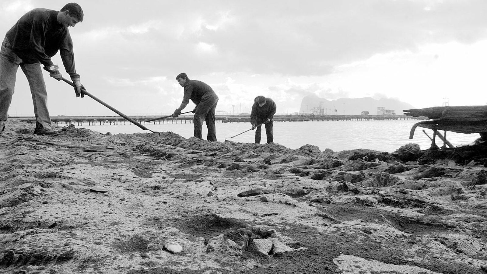 Labores de limpieza del litoral, en las navidades de 2002.