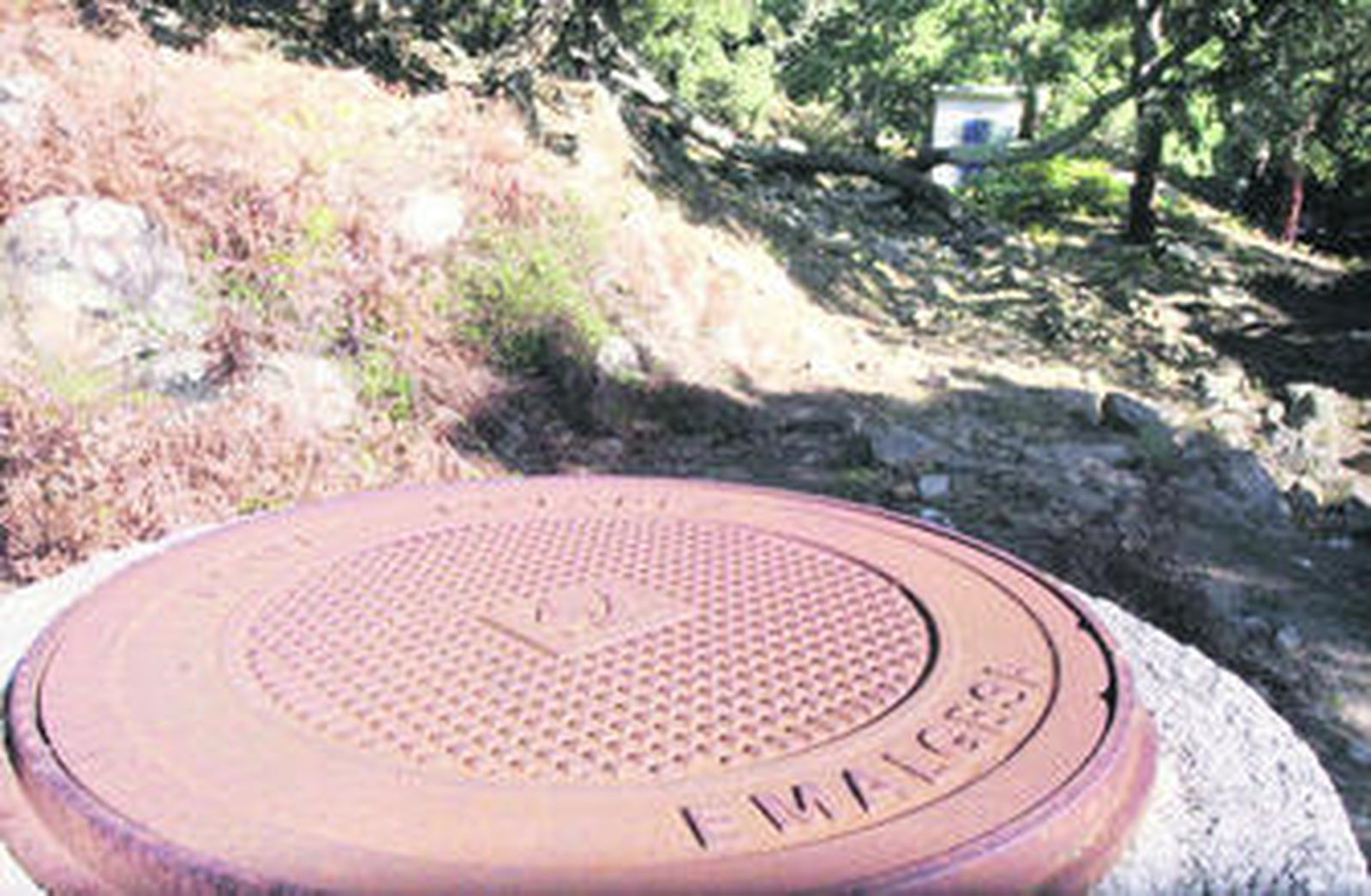 Una arqueta de los manantiales que gestiona Emalgesa en la confluencia entre las presas de El Cañuelo y El Palancar, en los montes de Tarifa.
