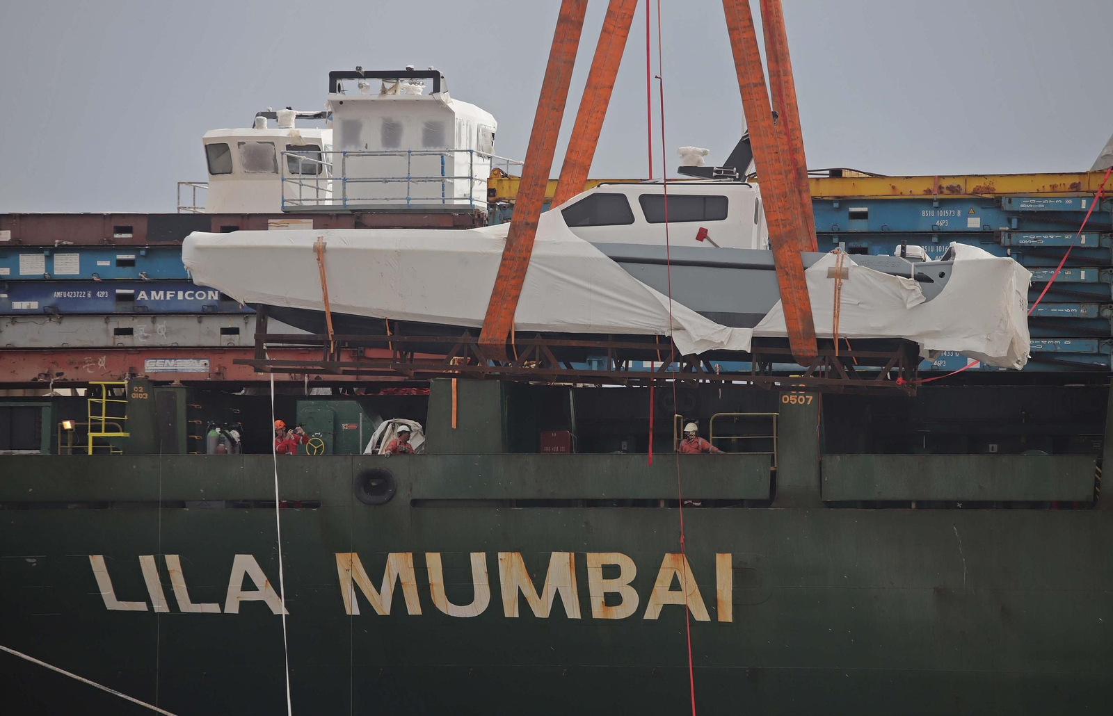 Fotos del dispositivo de descarga de las embarcaciones del buque Lila Mumbai en el Puerto de Algeciras