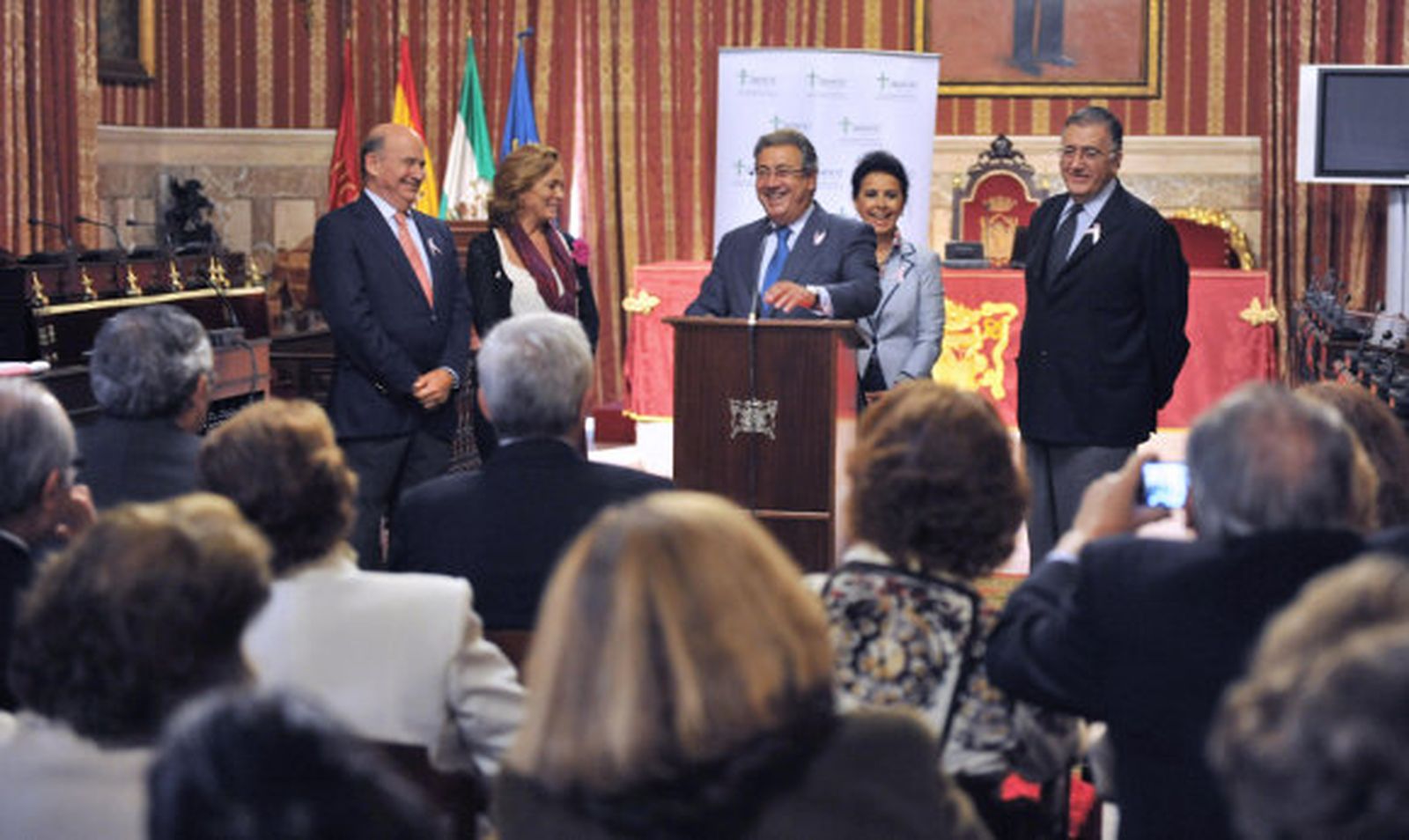 Zoido mantiene el pulso con Lipasam tras el "chantaje" de la huelga indefinida