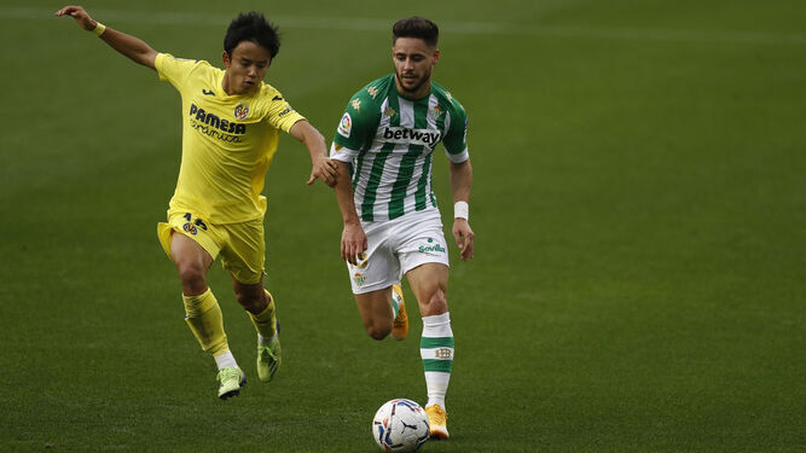 El lateral bético Álex Moreno trata de marcharse de Kubo.