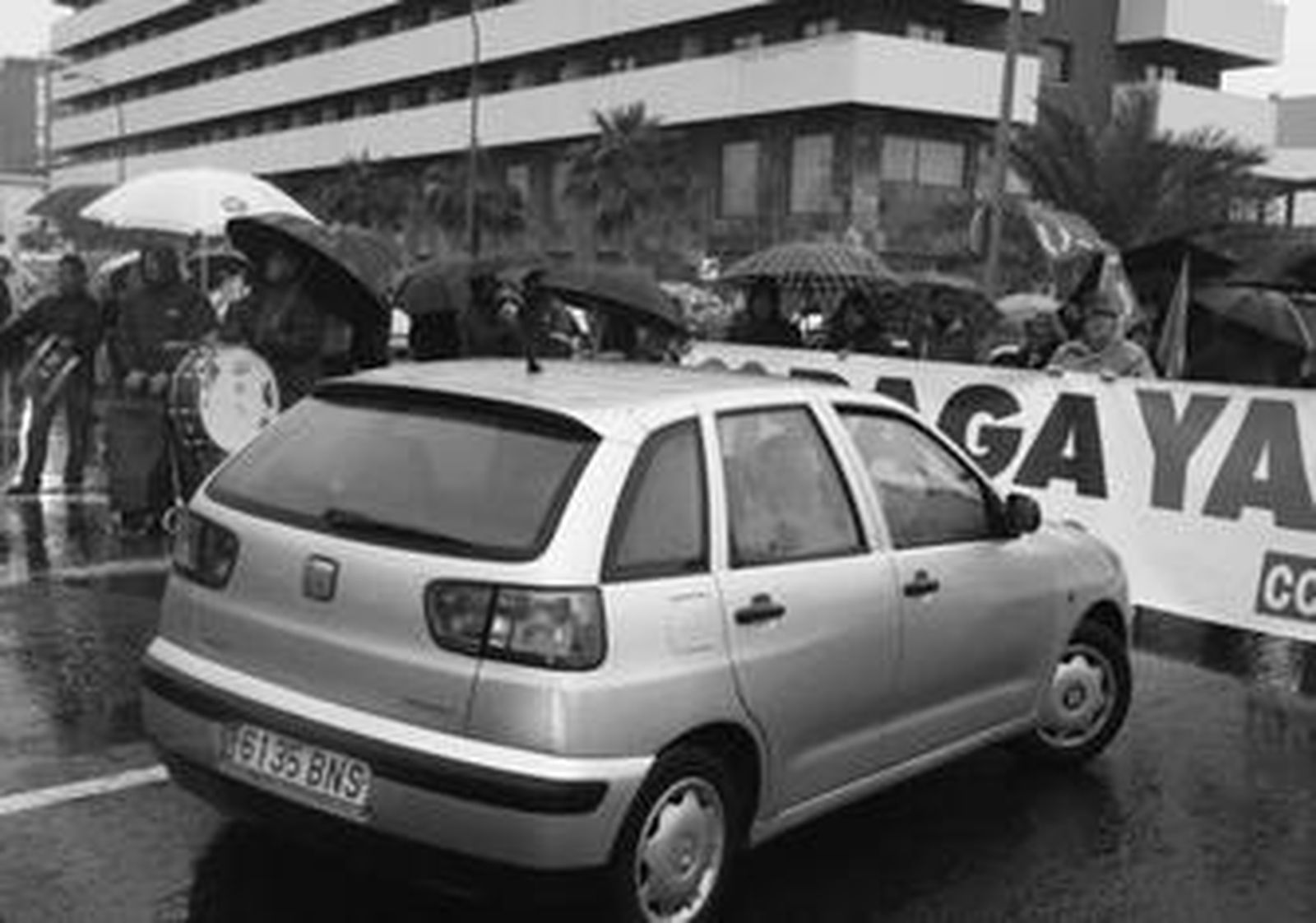 Delegados sindicales y trabajadores municipales, durante una protesta por el retraso en el pago de la nómina.
