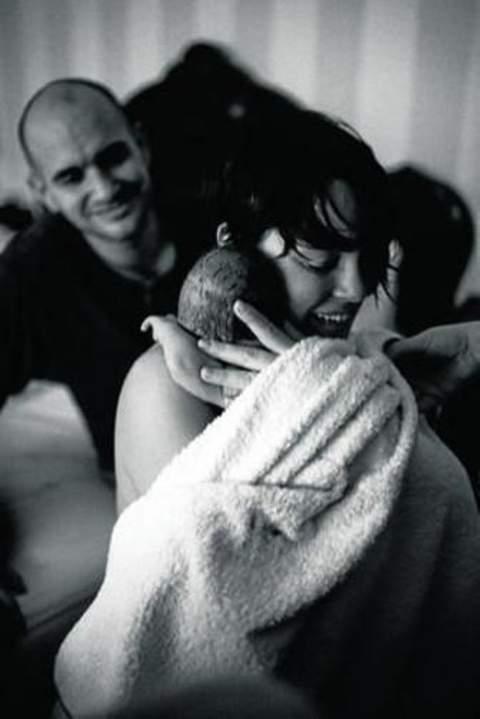 Rocío abraza a Unai segundos después de que naciera en su domicilio, ante la atenta mirada de Nacho.