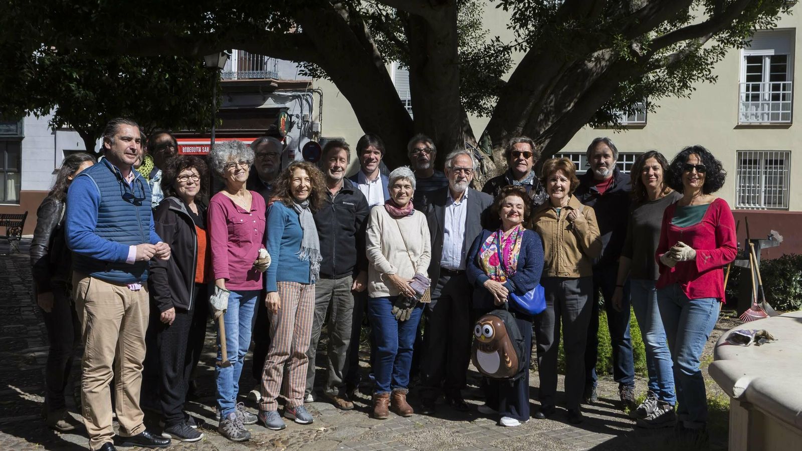 Vecinos, miembros de la Red Sevilla por el Clima, de Parques y Jardines y del distrito.