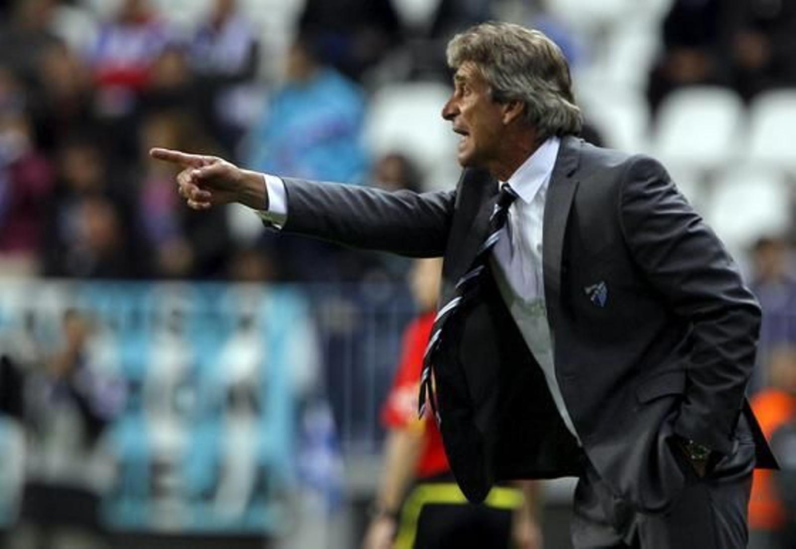 3. Flexibilidad en su ideario

Convertir en innegociable su sistema de juego 1-4-3-3 pese a la cantidad de goles que encajaba el equipo es uno de los principales motivos por los que el proyecto de Ferreira caducó tan temprano. Pellegrini, sin embargo, ha empezado con un 1-4-4-2 más acorde a lo que maneja entre manos y asegura que, una vez que conozca a la perfección a todos los jugadores, podrá llevar a cabo su ideario e ir introduciendo algunas variaciones tácticas.

Foto: Carlos Pastor