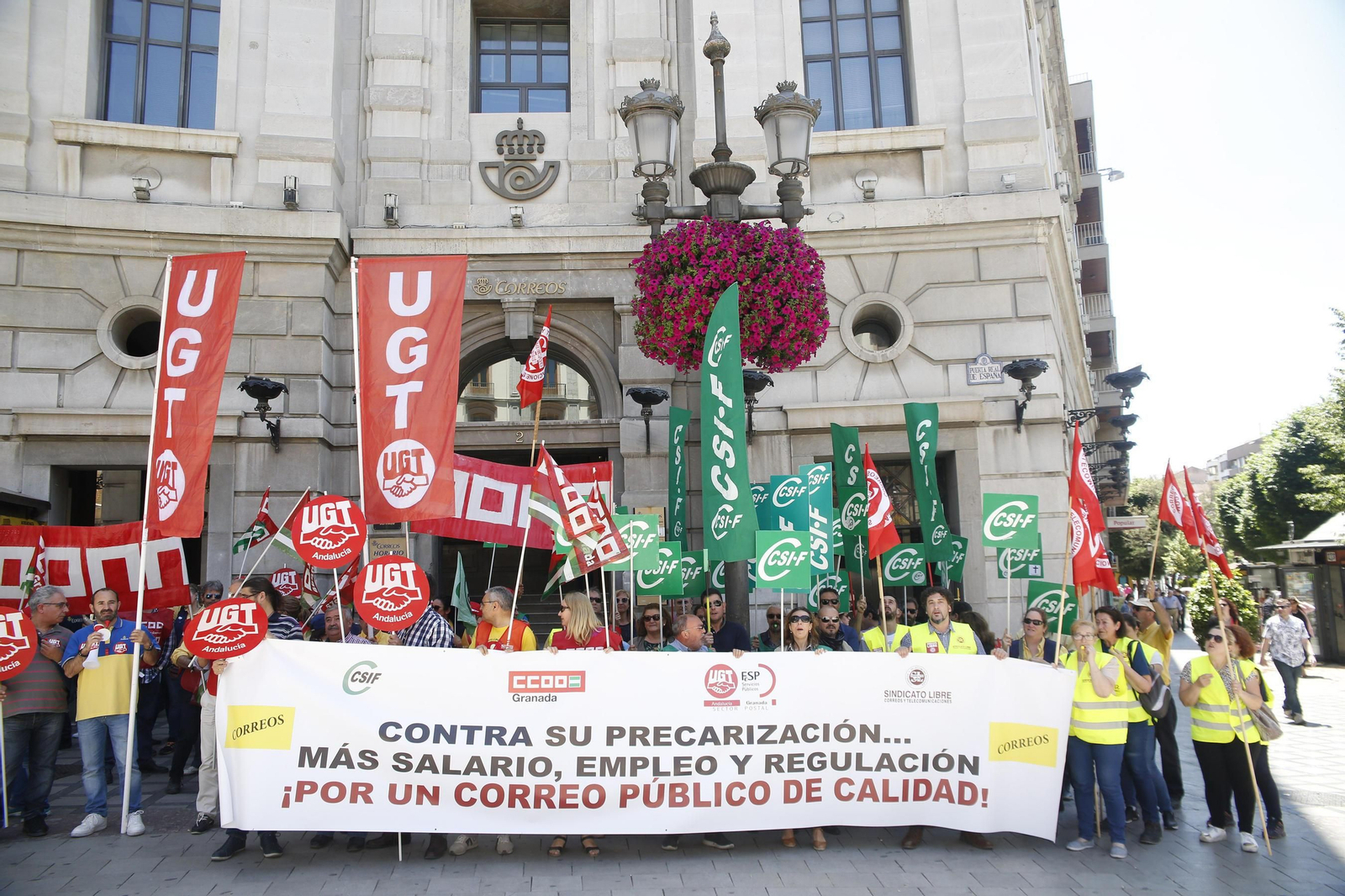 Concentración de protesta ayer en la sede de Correos en Puerta Real.