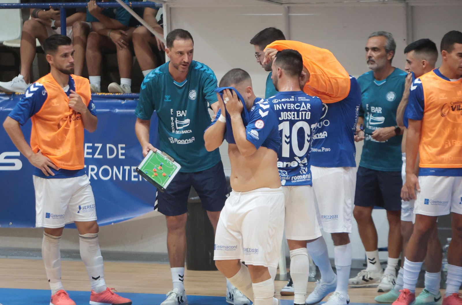Imágenes del encuentro Xerez Toyota-Alchoyano en el Polideportivo Ruiz-Mateos de Jerez