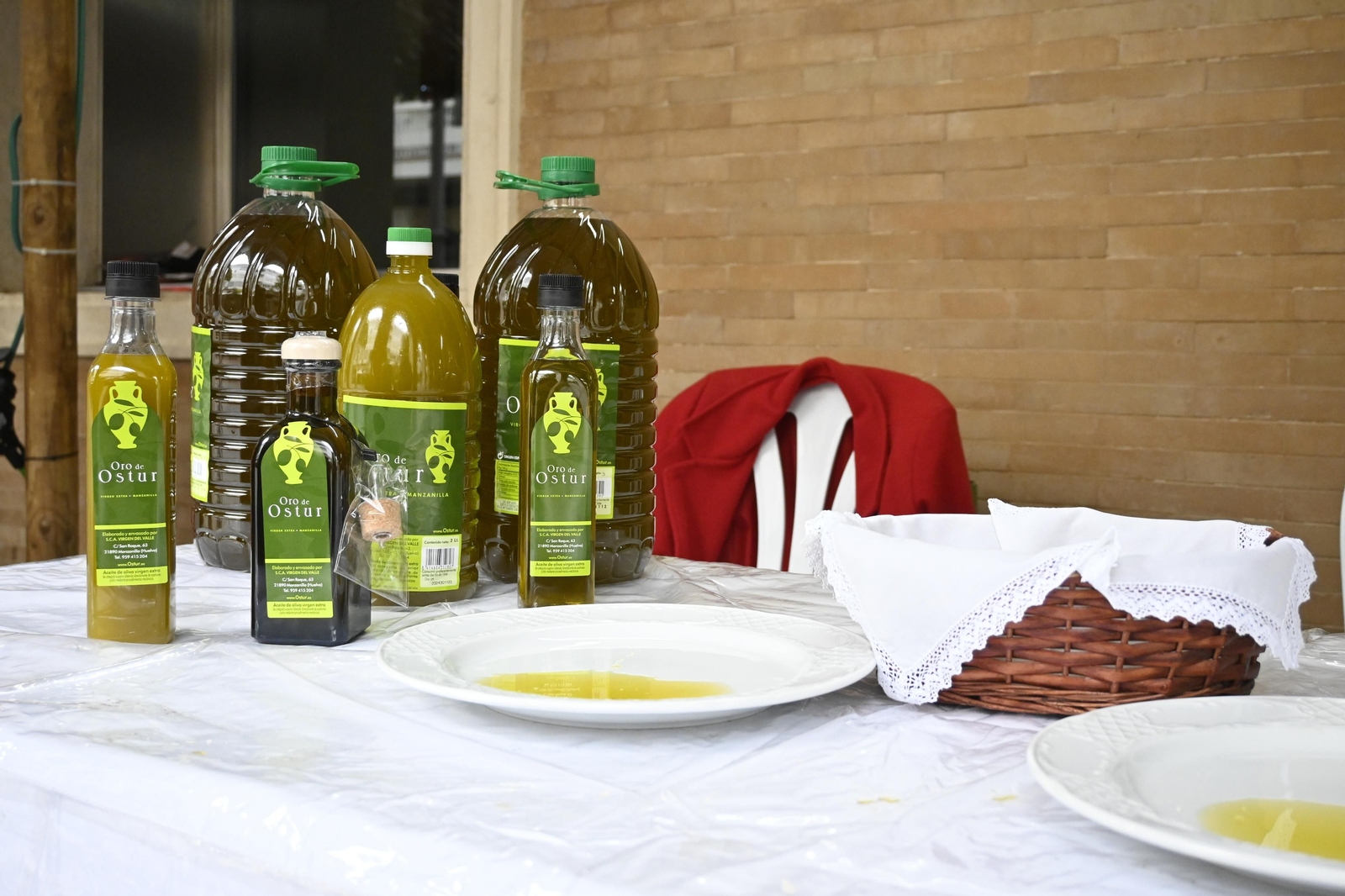 Stand de aceites en la Gran Vía de Huelva, en imágenes