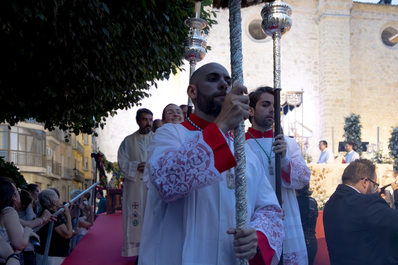 Santa Ana, patrona de Torredelcampo, recibe el bastón de mando como Alcaldesa Perpetua.