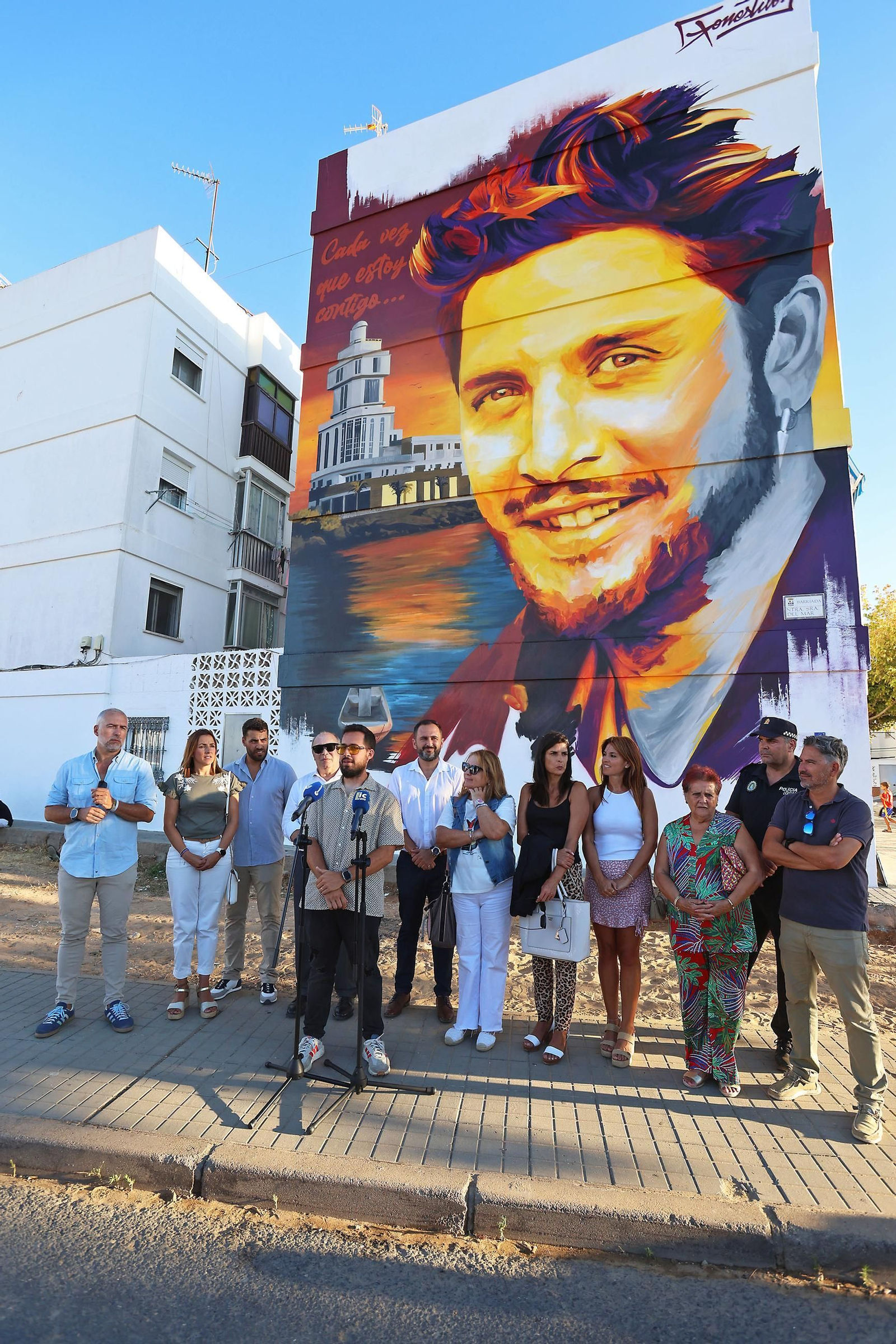 Imágenes de la inauguración del mural homenaje a Manuel Carrasco en Isla Cristina