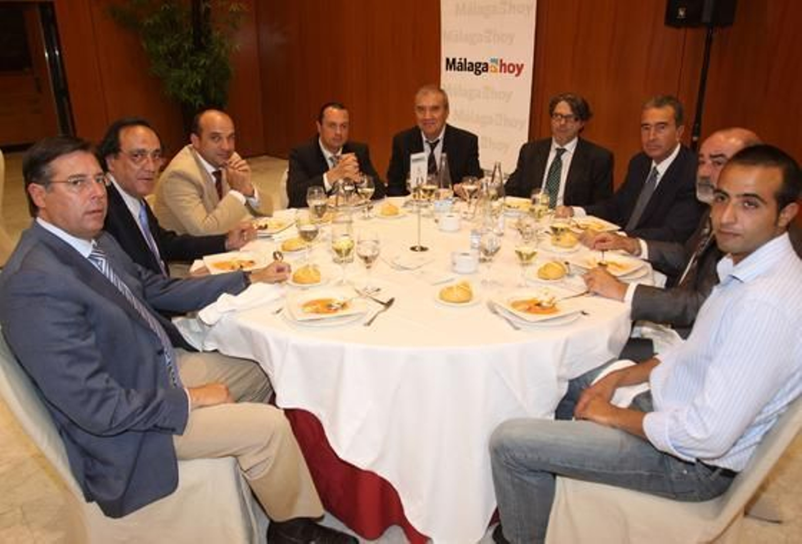 Foro Málaga Hoy, de izquierda a derecha, José Carlos Escribano, Emilio Díaz, Antonio González, Fran Ramos, Antonio Puerta, José Manuel González, Luis Vázquez Alfarache, Antonio Molina y Julio Melgarejo.

Foto: Sergio Camacho