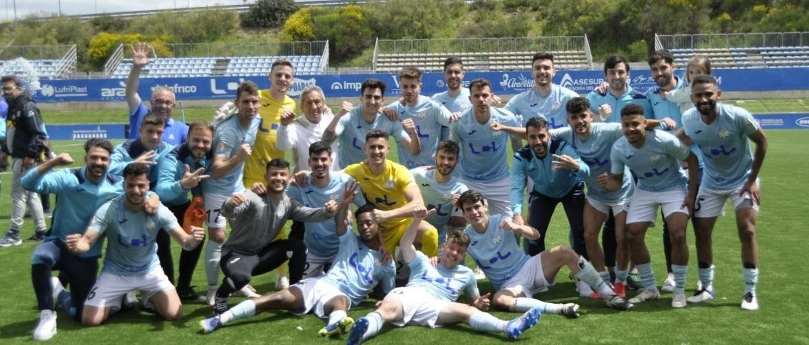 Los jugadores del Ciudad de Lucena celebran su pase al 'play off'.