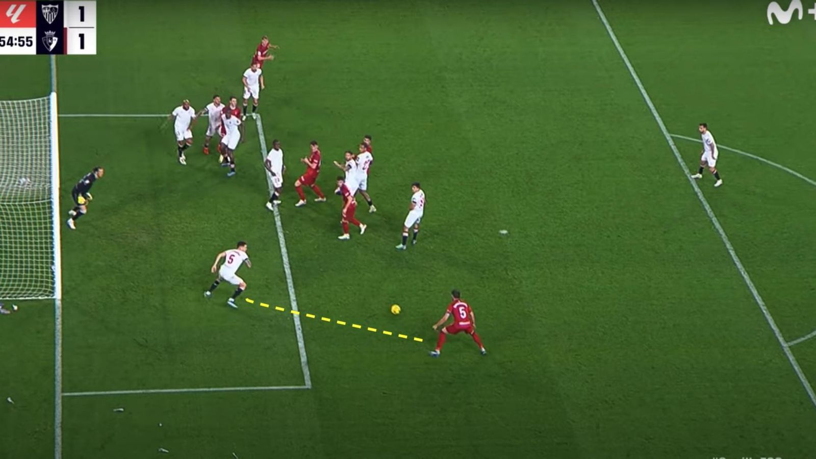 Tras peinar Budimir, el balón le cae a David García, a quien Ocampos no ha mantenido la marca.