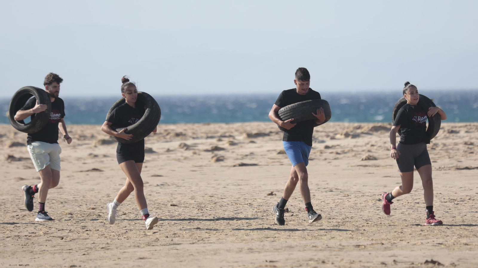 Carrera de obstáculos Adrenaline Race, en la playa de los Lances, en imágenes