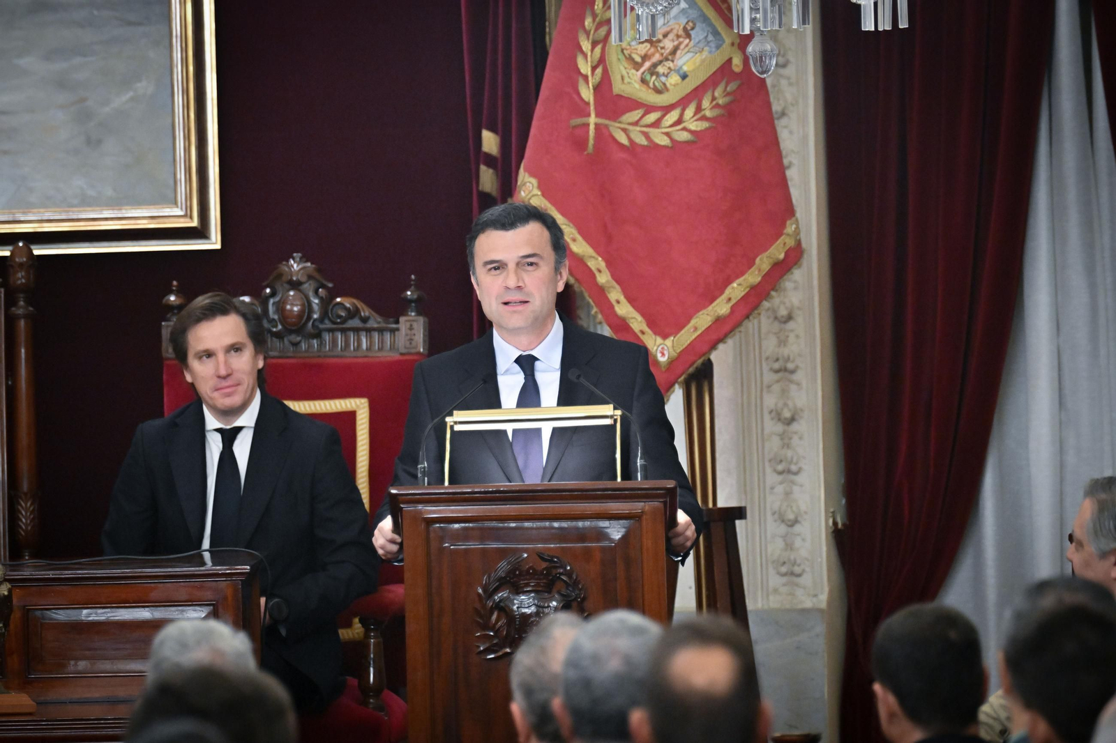 Las imágenes del recibimiento a los guardiamarinas del Elcano en el Ayuntamiento de Cádiz, con la Princesa Leonor