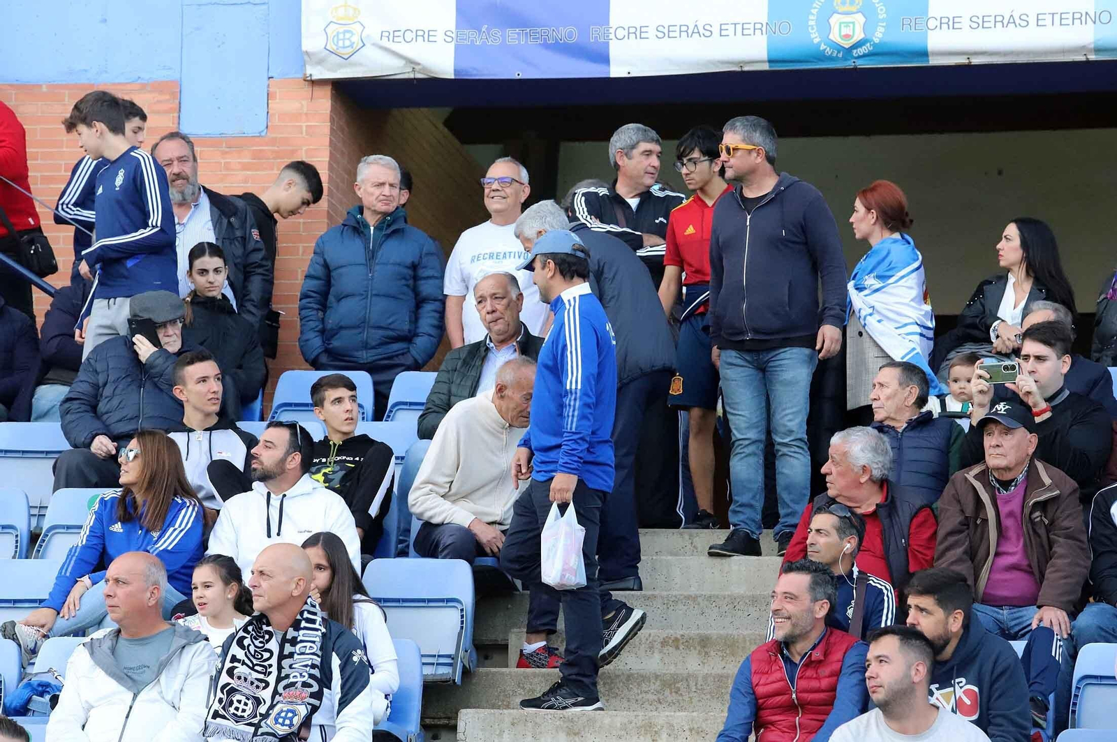 Imágenes del ambiente en las gradas del Nuevo Colombino