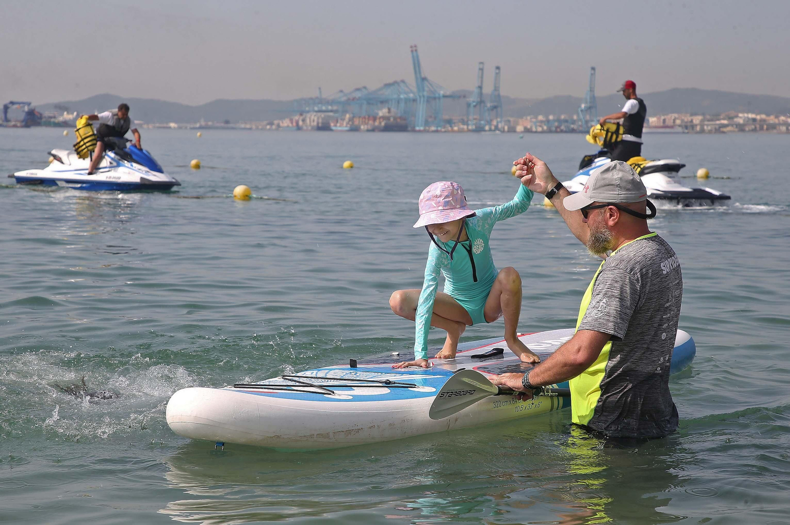 Fotos de la primera jornada de la XI Semana Mágica de la Asociación de amigos unidos Por una Sonrisa en la playa de Palmones