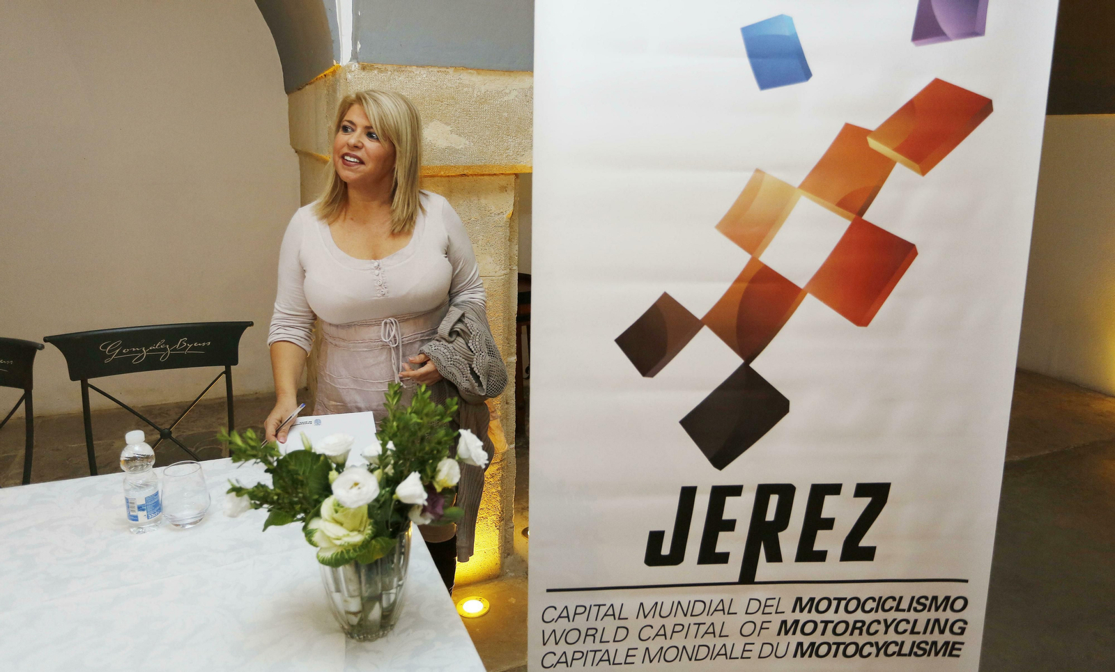 Mamen Sánchez, ante un cartel de Jerez Capital del Motociclismo.